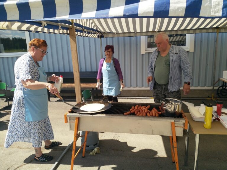 Kyläseuran varapuheenjohtaja Anne Ilomäki (vas.), puheenjohtaja Hannu Särkinen ja Ritva Malinen venesataman avajaisissa 8.6.2024.