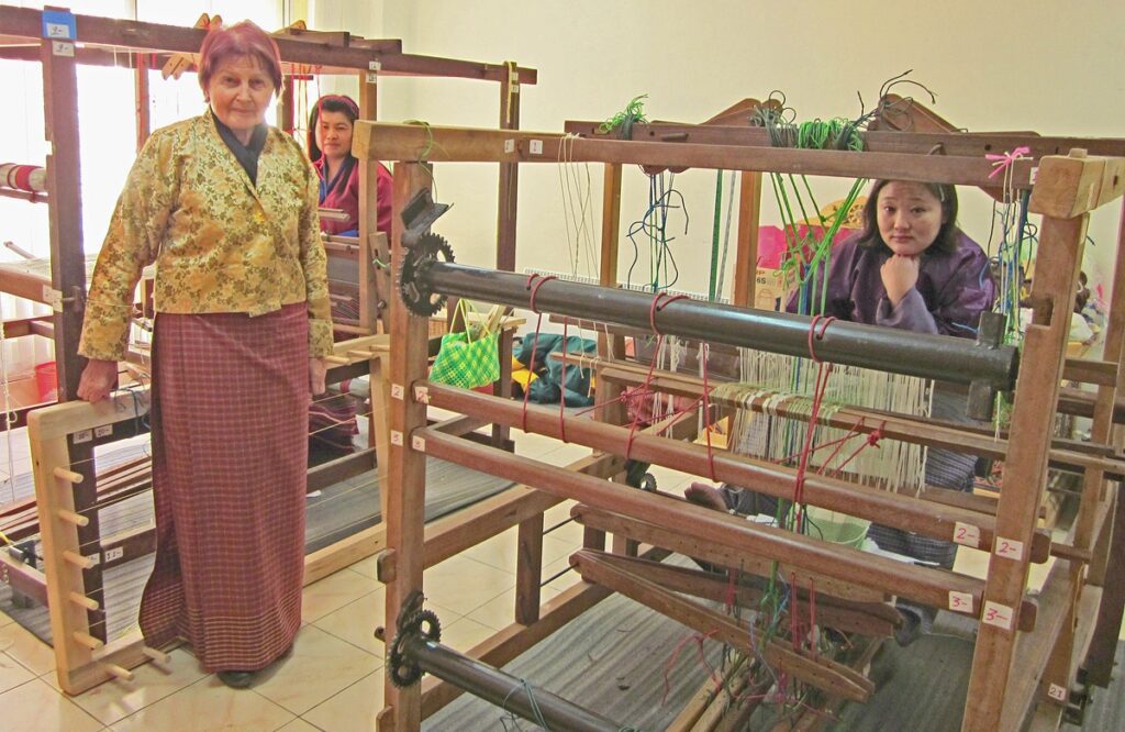 Marianne Järvinen ja vaatetus- ja sisustustekstiilioppilaiden seurassa.