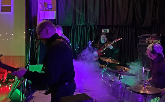 Mauno Henriksissä huumori kukoistaa. Markus Mäenpää (oik.) ja Petri Mäenpää vitsailevat biisien välissä. Kuva bändin arkistosta.