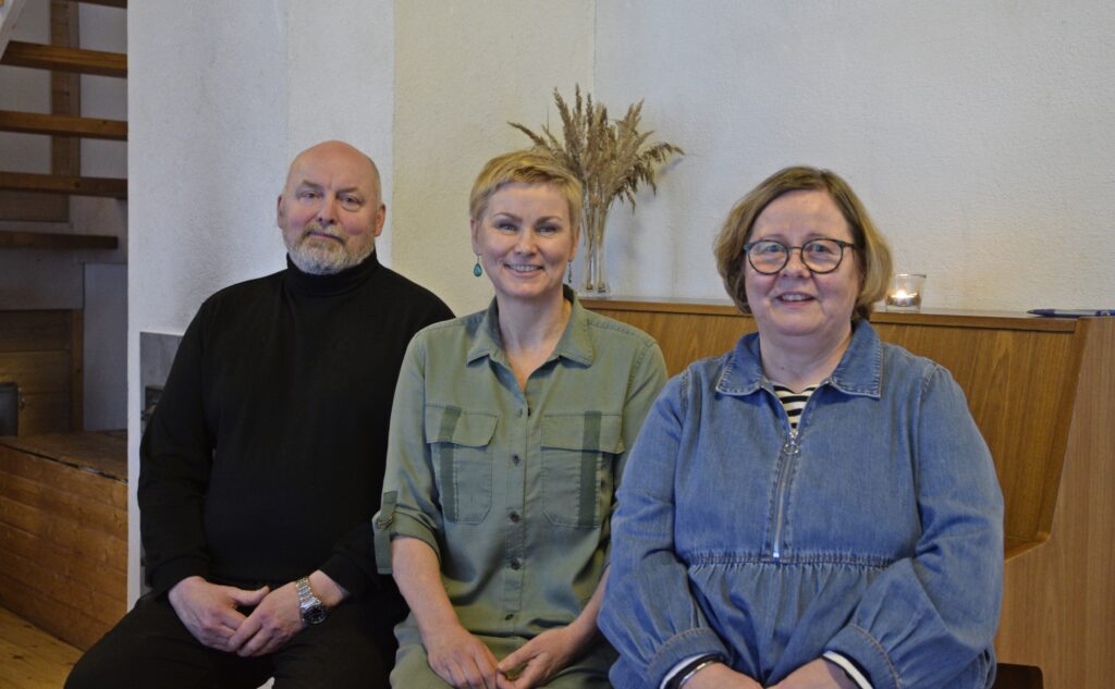 –Ideoita ja toiveita tapahtumista voi laittaa meille tulemaan, rohkaisee Saapas nähä -hankkeen työryhmän jäsenet Esa Takala (vas.) ja Tuija Viinamäki (oik.). Itäkyläläinen luennoitsija Katja Kujala (kesk.) kannustaa kaikkia kulttuurin ja taiteen pariin. 