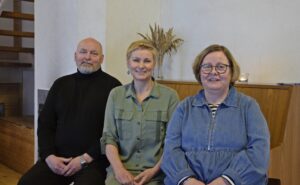 –Ideoita ja toiveita tapahtumista voi laittaa meille tulemaan, rohkaisee Saapas nähä -hankkeen työryhmän jäsenet Esa Takala (vas.) ja Tuija Viinamäki (oik.). Itäkyläläinen luennoitsija Katja Kujala (kesk.) kannustaa kaikkia kulttuurin ja taiteen pariin. 