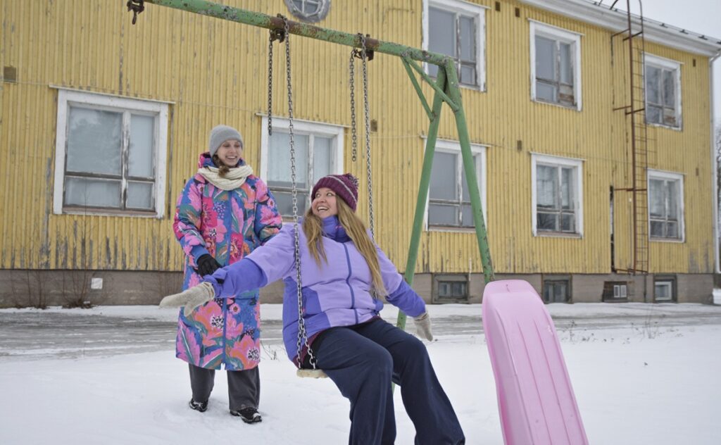 Jutta Stål (vas.) ja Anna-Maija Kuusela kävivät muistelemassa lapsuus- ja nuoruusaikaa entisen keskikoulun pihapiirissä. Heidän mielestään aikuisystävyys on erilaista kuin nuorena. –Aikuisena voi luopua siitä, että tarvitsee olla niin tiiviisti yhdessä.