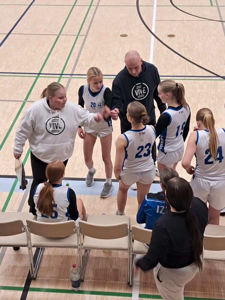 Vedon C-tytöt valmiina HoNsU otteluun. Joukkuetta valmentavat Roosa Haapala, Pekka Riihimäki ja Noora Haapala. Kuva: Vimpelin Veto.