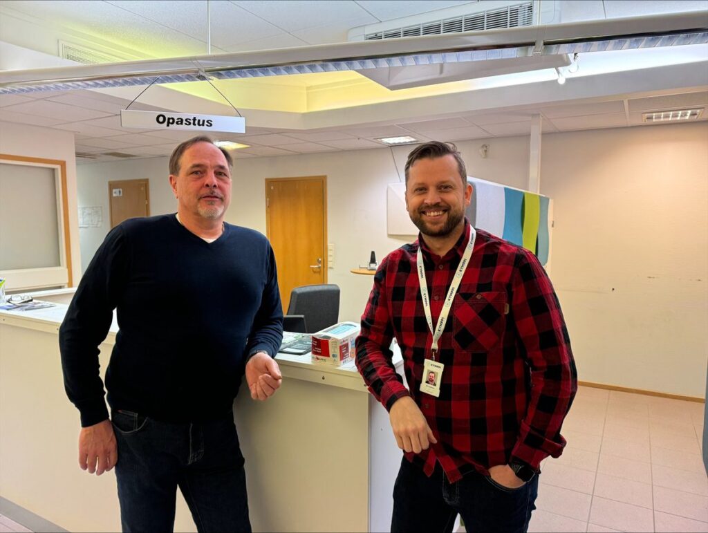 Kuntayhtymä Kympin johtaja Aki Ruotsala (oik.) ja palvelupäällikkö Jarmo Nurmela kuvattuna Kympin Alajärven toimipaikassa, joka palvelee asiakkaita tiistaisin kello 9–14 viikosta neljä alkaen. Kuva: Kuntayhtymä Kymppi.