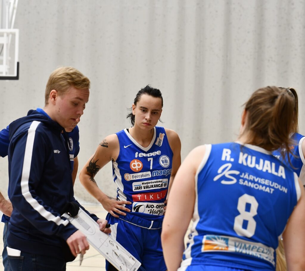 Naisten Korisliigan ottelu Vimpelin Vedon ja Forssan Alun välillä on peruttu. Arkistokuvassa Jarkko Mäki, Carolina Kert ja Riikka Kujala.