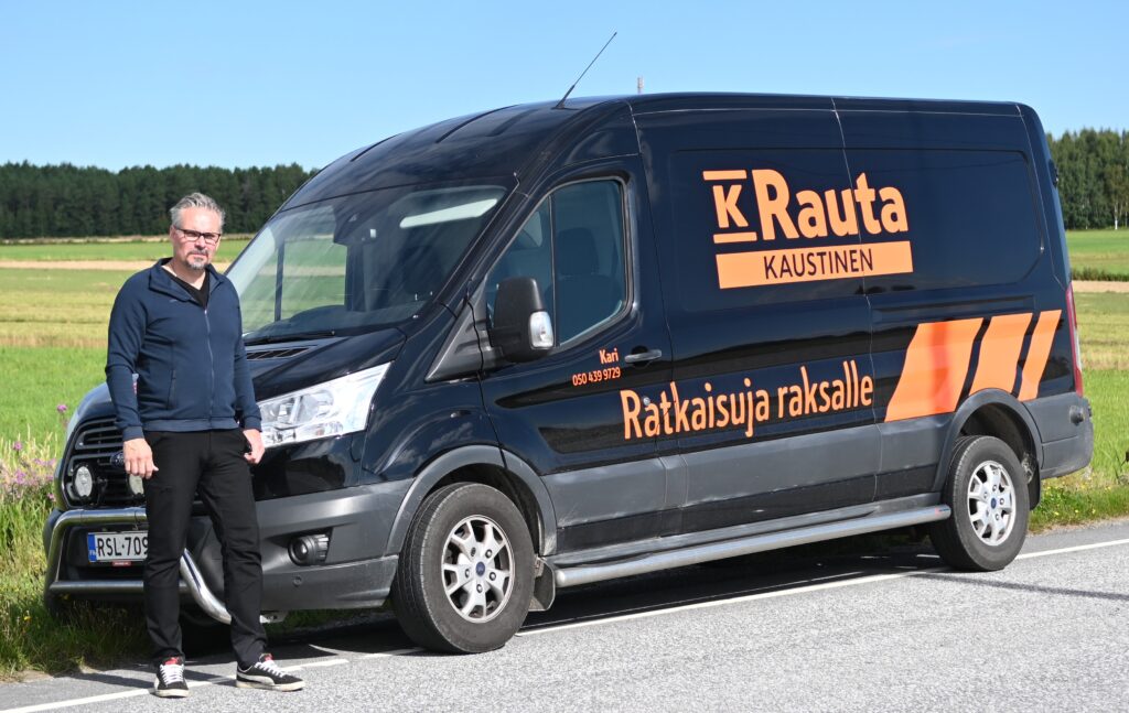 Kenttämyyjä Kari Ahvenniemi ja K-Raudan pakettiauto ovat tuttu näky järviseudulla. Arkistokuva: Järviseudun Sanomat.