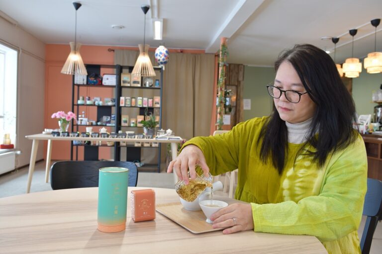Tee on hyvä juoda pienestä kupista, jolloin sen aromit aukeavat ja siitä voi nauttia kaikilla aisteilla, kertoo Hun-Ya Chen-Ketonen. Hän löysi Taiwanin matkaltaan teekauppaansa punaista oolong-teetä, joka on nouseva trendi teemaailmassa.