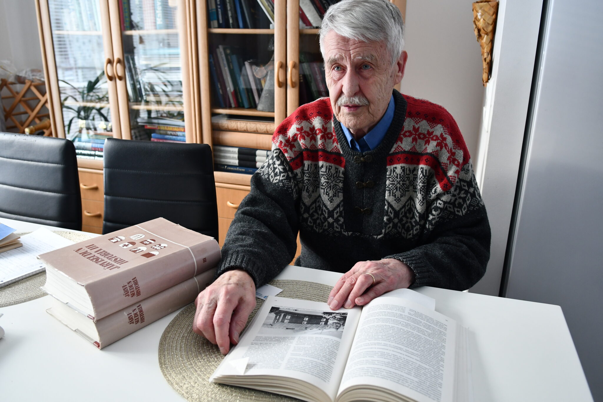 Sauli Ahopelto löysi järviseutulaista kinkeriperinnettä tutkiessaan entisen historianopettajansa Toivo Kivipellon kirjoittamasta Jonatan Johanssonin elämäkerrasta kuvan Kurejoella sijainneesta, äitinsä suvulle kuuluneesta Juutin talosta, jossa aikoinaan pidettiin kinkereitä. 