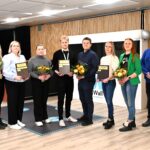 Kuvassa palkittujen yritysten edustajat vasemmalta: Kytölä Arto ja Tiina, Tuija Polso, Sanni jokinen, Joona Tuominen, Konsta Välisaari, Elina Luoma-aho, Susanna Korkiatupa. Palkintoja ojentamassa olivat Alajärven kaupungin puolesta Siiri Ahopelto, sekä Alajärven Yrittäjien puolesta Jani Levijoki.