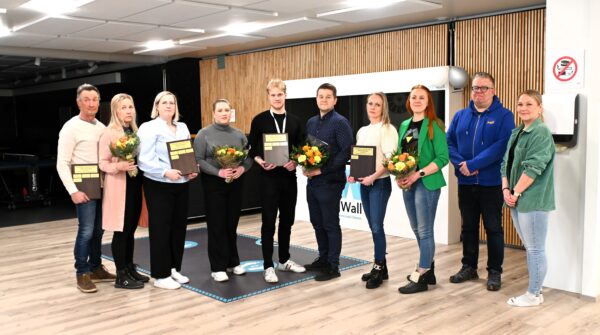 Kuvassa palkittujen yritysten edustajat vasemmalta: Kytölä Arto ja Tiina, Tuija Polso, Sanni jokinen, Joona Tuominen, Konsta Välisaari, Elina Luoma-aho, Susanna Korkiatupa. Palkintoja ojentamassa olivat Alajärven kaupungin puolesta Siiri Ahopelto, sekä Alajärven Yrittäjien puolesta Jani Levijoki.