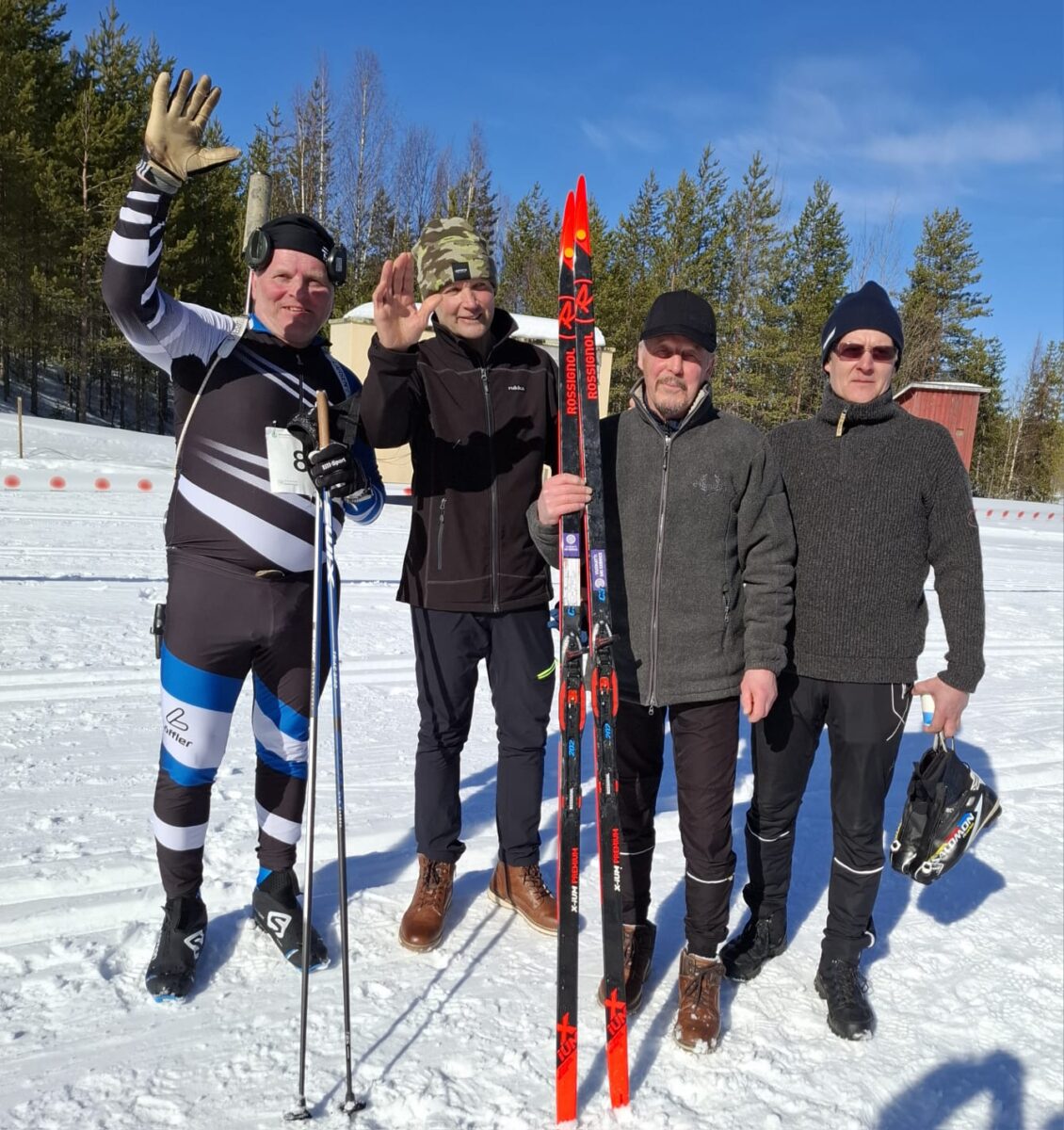 Koko viestijoukkue vasemmalta: Tarmo Puoliväli, Esa Luoma-Halkola, Kalevi Kivipelto, Antti Hakola