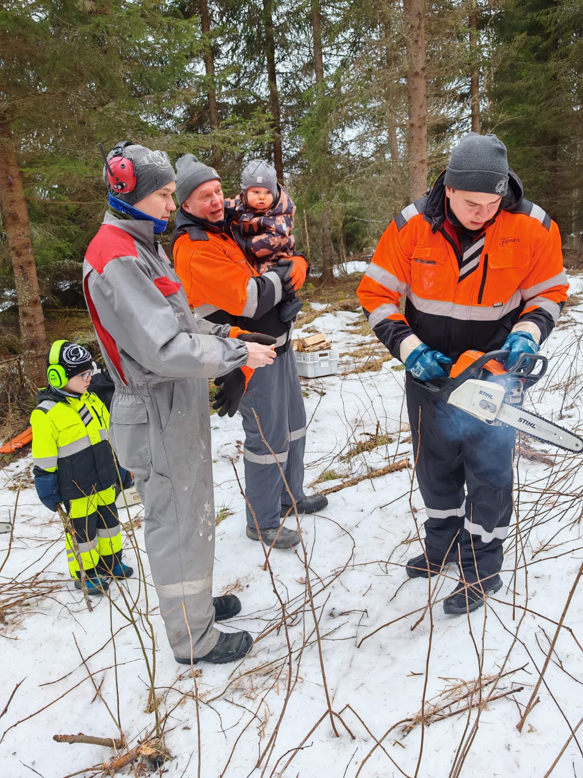 Juha Finnilä lasten ja lastenlasten kanssa metsätöissä Tarvolassa. Kuva: Finnilältä. 