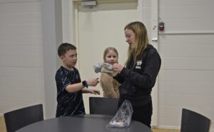 Ensimmäistä kertaa kepparia tekemässä ollut Timon Arkhipova ja Anu Peltokangas 4H:sta tutkivat melkein valmista hevosen päätä. –Olen sahannut ja meinaan kokeilla ompelemista, Timon kertoo. Alissa tarkkailee taustalla.