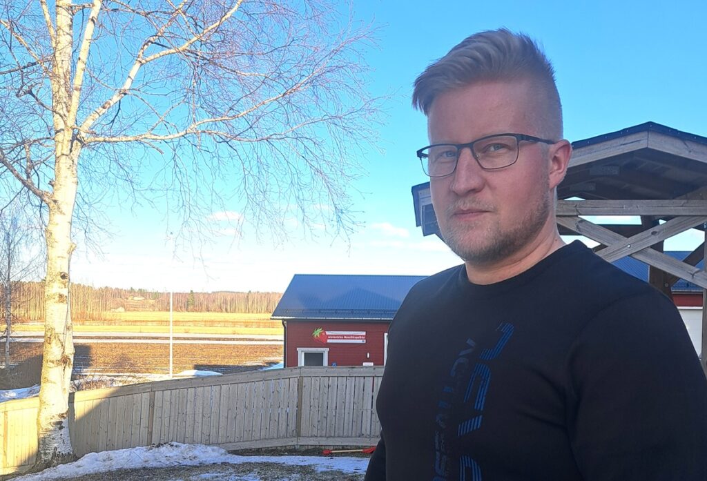 –Jos mietityttää oma suhde alkoholiin, kannattaa hakea apua rohkeasti. Vaikka en ole ammattilainen niin autan mielelläni keskustelemalla asiasta, sanoo Jukka Alalantela.