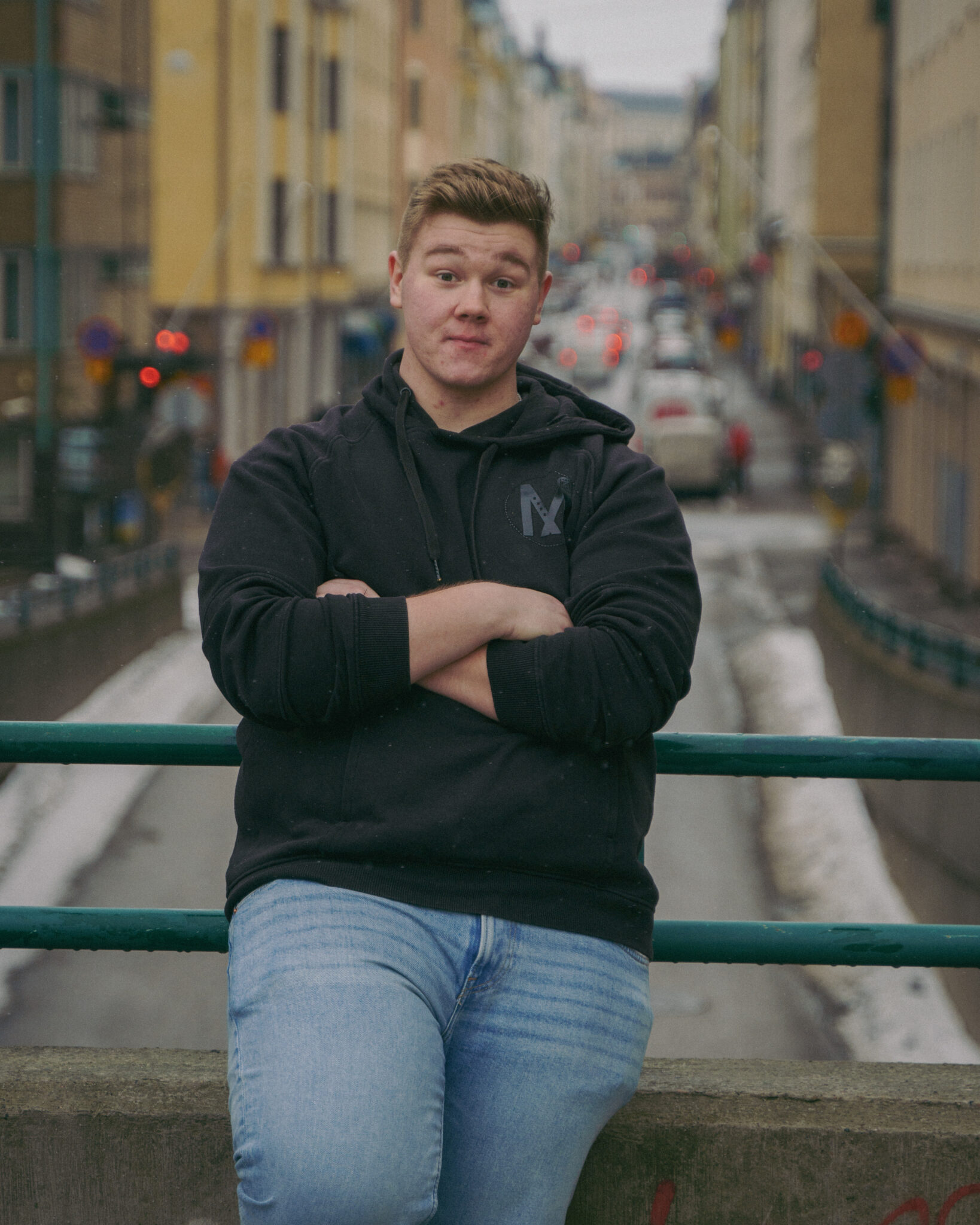 Onni Kivipelto viihtyy Helsingin Punavuoren sykkeessä. –En koe olevani helsinkiläinen, vaan edelleen alajärveläinen. Se tuskin koskaan muuttuu. Kuva: Hermanni Jakonen.