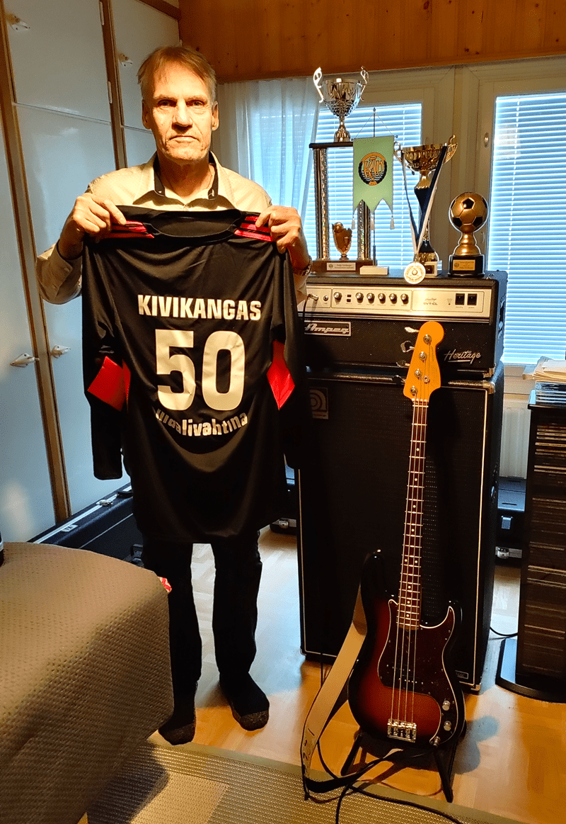 Kevään lähestyessä kovasti kutkuttelee, kommentoi Pekka Kivikangas, jonka ura jalkapallomaalivahtina on kestänyt jo viisi vuosikymmentä. Jalkapallon lisäksi toinen pitkäaikainen harrastus on basson soitto.