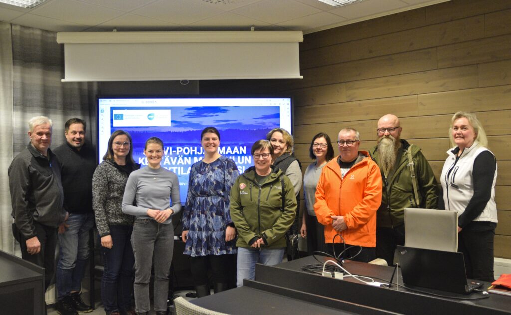 Osallistujat olivat tyytyväisiä matkailuillasta. Jorma Ylä-Pöntinen (vas.), Kari Laasala, Anna-Mari Teivaanmäki, Maria Ahvenniemi, Ulla Laukkala, Tiina Aittolampi, Arja Väliaho, Eeva-Marja Jokinen, Ari Aittolampi, Jouko Nyrgård ja Päivi Katajamäki.