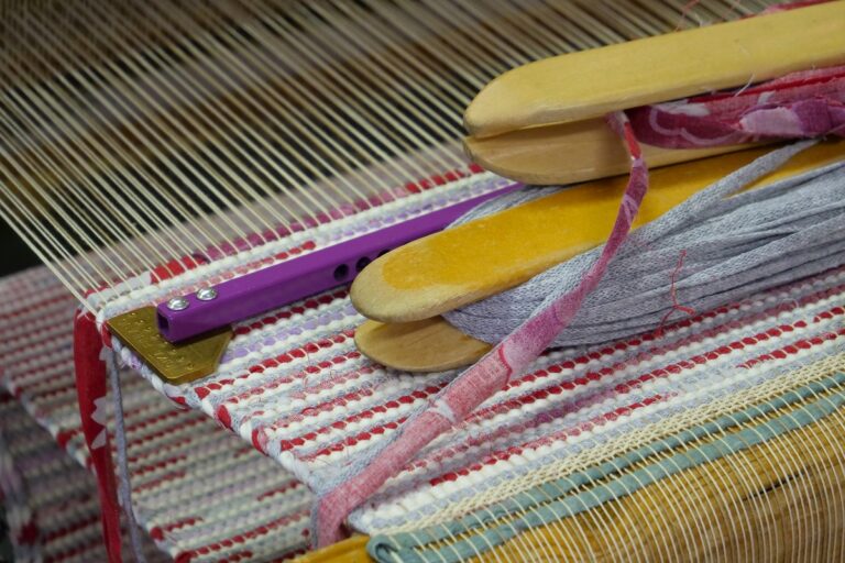 Vimpelin Aapiskujalla on kaksipäiväinen näyttely, jossa kudontaryhmien tuotoksiin pääsee tutustumaan. Arkistokuva.