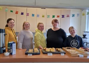 Susanna Isoperkkiö, Jenna-Mari Laine, kahvilaidean keksijä Johanna Koivula, Mirta Pohjoispää ja kassatehtävää hoitanut Iida Koivula kahvilan tiskin takana. Tässä vaiheessa leivonnaistarjonta oli jo huvennut.