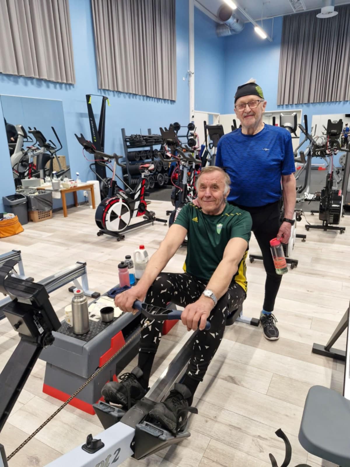 Matti Etelämäki (edessä) ja Aimo Järvelä kisan jälkeen Evijärven kuntokeskuksessa. Kuva Aimo Järvelältä.