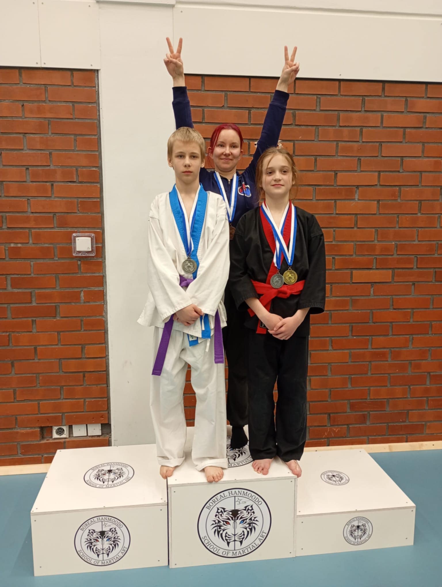 Aleksei Lemetti (edessä vas.), Kolos Szabó ja Emmi Seppälä kisasivat menestyksekkäästi Boreal hanmoodon SM-kisoissa Alavudella. Kuva: