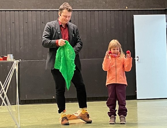 Aada pääsi lavalle taikuri Olli Minkkisen kanssa.