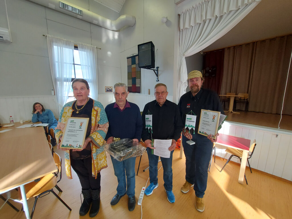 Aisaparin vuosikokouksen yhteydessä Vuoden Intoilija 2025 -huomionosoituksen vastaanotti Asko Peltola (oik.). Lappajärven Länsirannan kyläyhdistys palkittiin Vuoden 2025 intoilusta. Huomionosoituksen vastaanottivat kyläyhdistyksen edustajat Maarit Ahola (vas.), Aulis Koivunen ja Paavo Sadeharju.