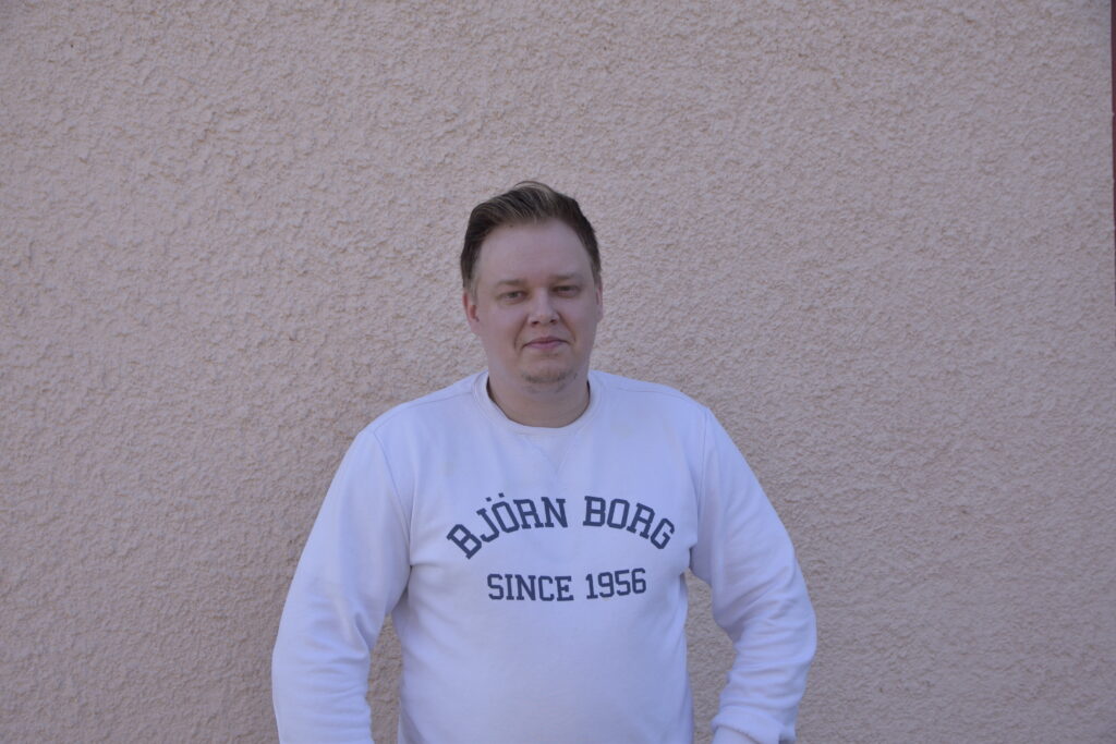 Paavo Matintupa valmistuu toukokuussa mediapalveluiden toteuttajaksi. Kuva: Maija Perälä.