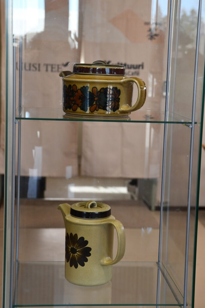 Vitriinissä on esillä Arabian kannuja.