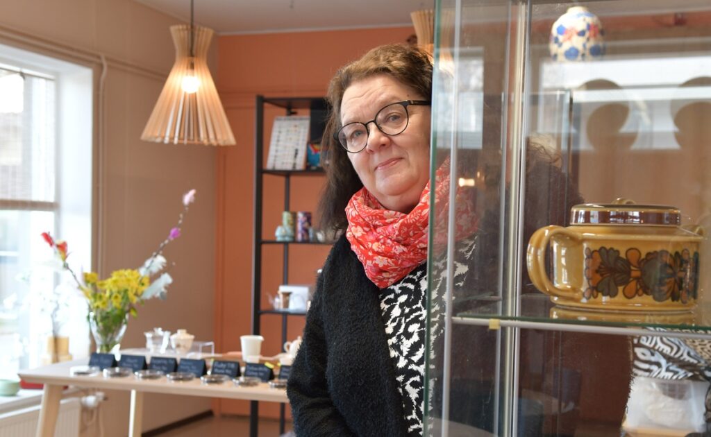 Erica Svärd on kerännyt astioita 30 vuoden ajan. Toukokuussa hänen astianäyttelynsä Arabian aarteet – astioiden aikamatka on esillä Alajärvellä.