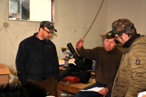 Kututurojen paikkaoja selvitellään. Kuvassa Marko Paloniemi, Ari Kujala ja Aapo Viinamäki.