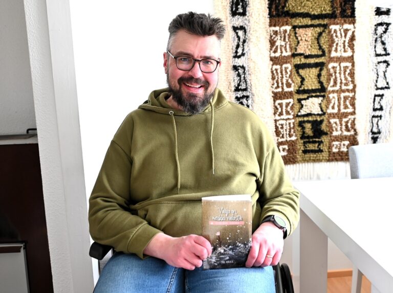 Varjo on merkki valosta -kirjan kannen kuvan on taiteillut Juha Vihriälän vaimo Päivi Vihriälä. Kirja tulee julkaisuviikolla myyntiin Kukkasalonki Kastanjaan Vimpelissä, jossa on myös mahdollisuus Juha Vihriälän syntymäpäivän muistamiseen.