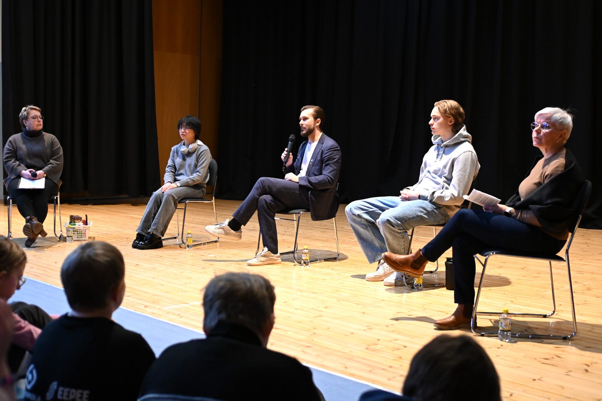 Vimpelin yhteiskoulun Kiva Koulu -tunnilla oltiin vakavien asioiden äärellä, mutta samalla pohdittiin myös omien vahvuuksien havainnointia. Kuvassa Päivi Vihriälä (vas.), Gou Yifei, Sam Leijonanmieli, Lauri Vihriälä ja Anita Raitala. 