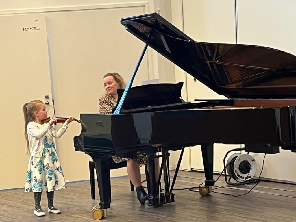 5-vuotias Fia Mäntylä esiintyi äitinsä Tina Granvik-Mäntylän kanssa, joka itsekin on aikoinaan opiskelut saman konservatorion opettajan ohjauksessa.