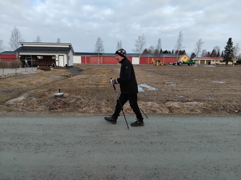 Sauvakävely on elämäntapa vimpeliläiselle Viljo Pippolalle.