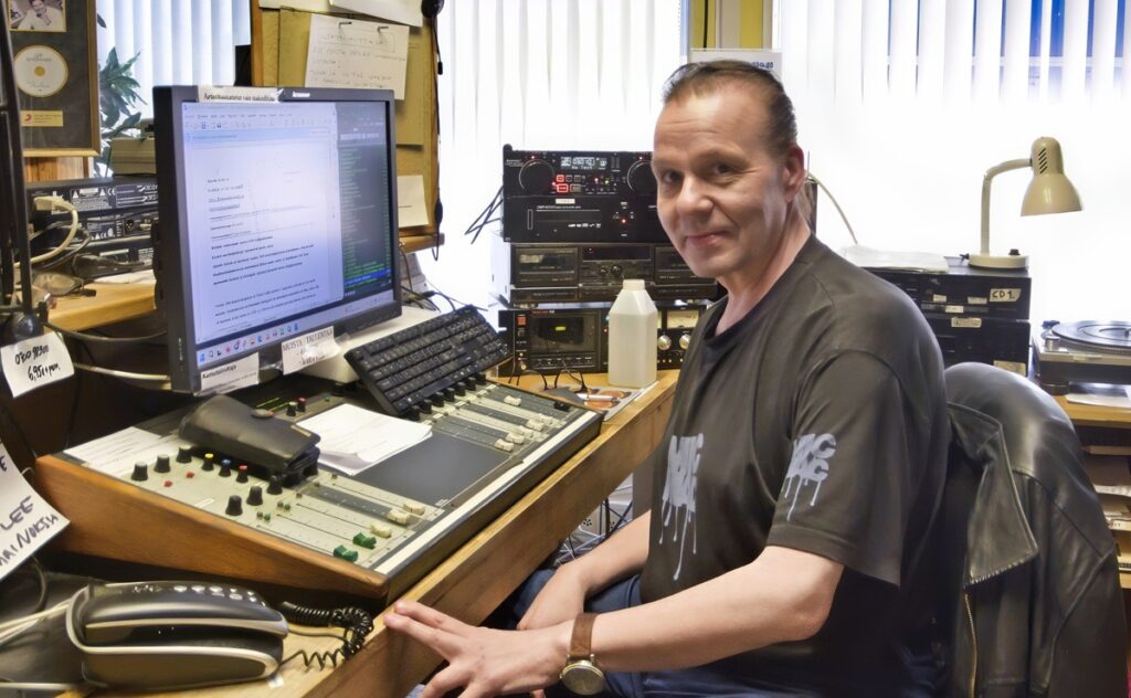 Radiojuontaja Janne Valkeinen viihdyttää Järviradion kuuntelijoita monipuolisella musiikilla ja haastavilla visailuilla. –Teen sellaisia kysymyksiä, joihin ei löydy heti vastausta internetin haulla. Joskus tulee jotain kompakysymyksiäkin.