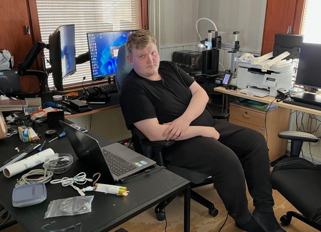 Jari Pietilän yritys sijaitsee kotona Särkikylässä. Nuorella yrittäjällä ei ole ongelmia vapaa-ajan täyttämisessä.