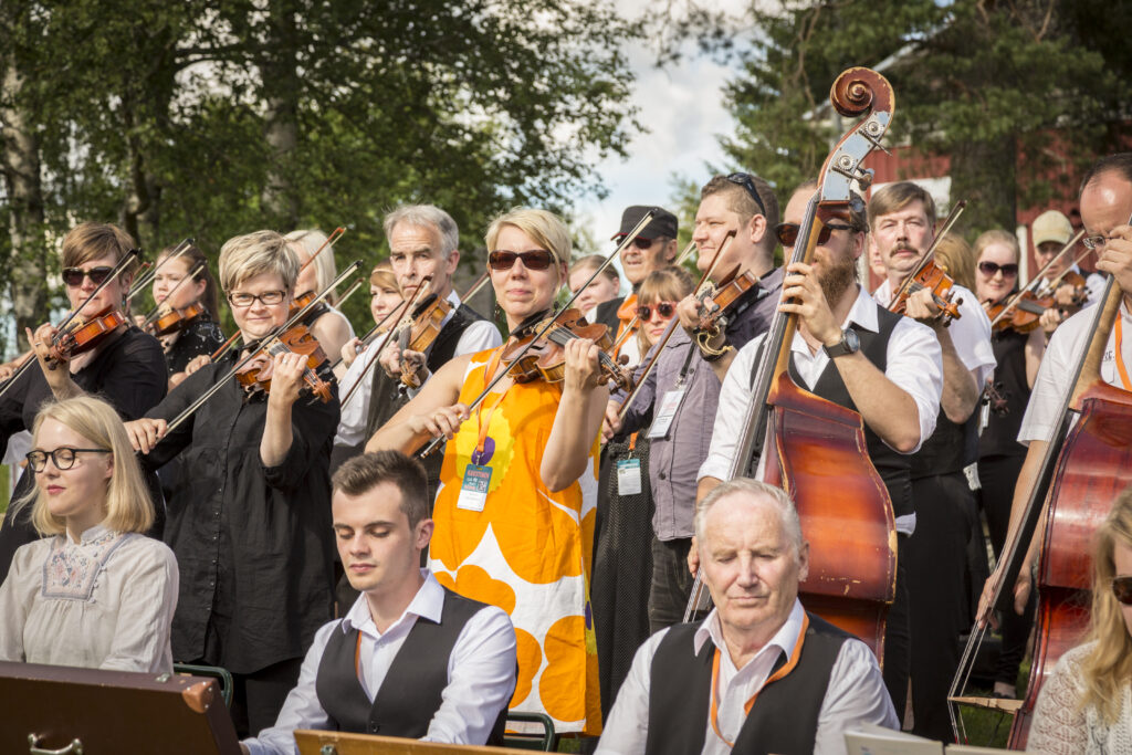 Kuvassa Kaustisen pelimanneja. Kuva Erkki Ylisippolalta.
