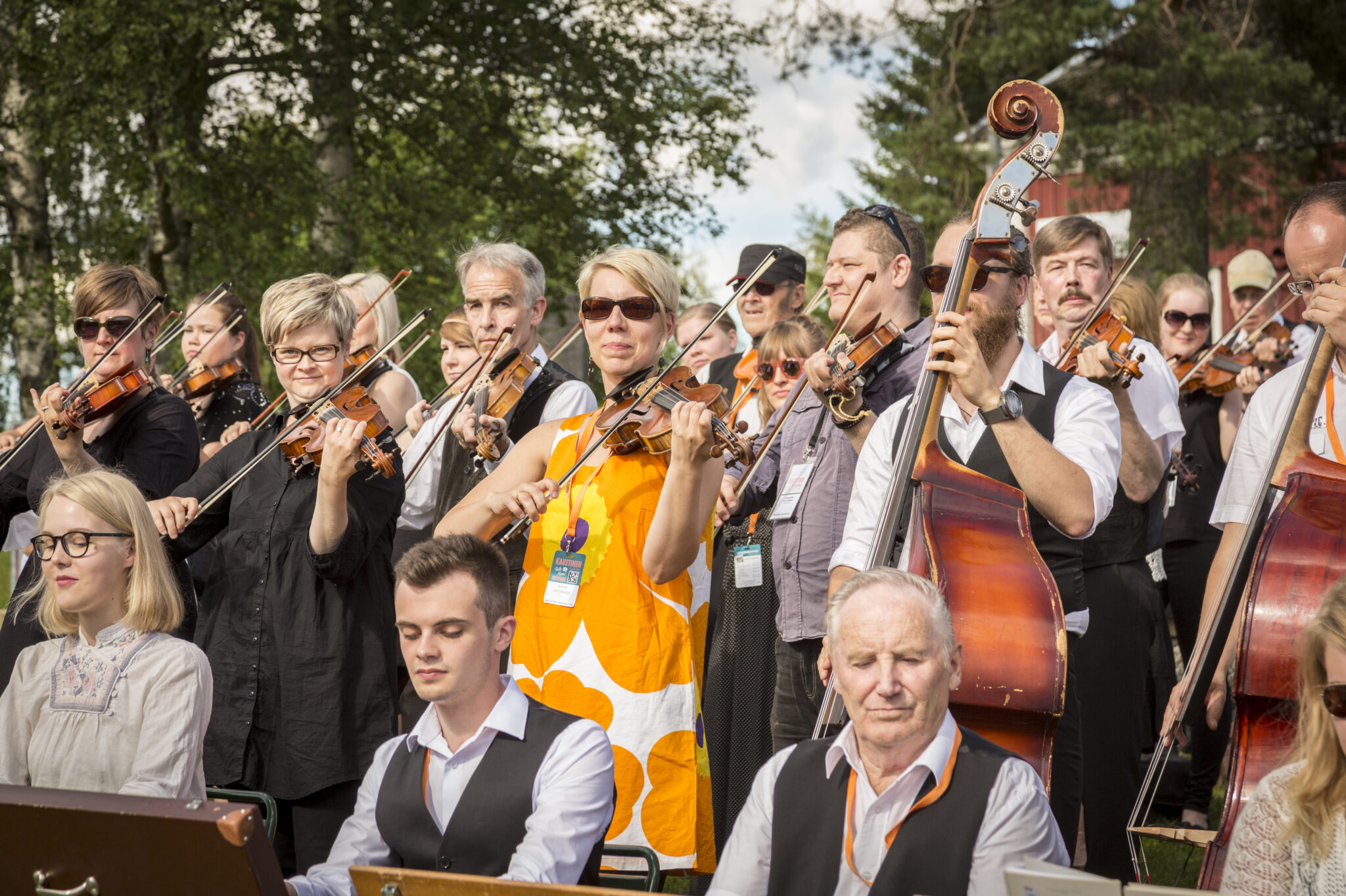 Kuvassa Kaustisen pelimanneja. Kuva Erkki Ylisippolalta.