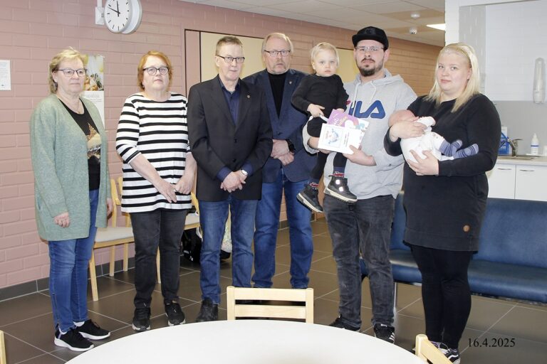 Kuvassa Maritta Hanhikoski (vas.) Marita ja Asko Latukka, Pauli Hanhikoski, Joonas Kniivilä sylissään Jare-poika ja Eveliina Rahkola sylissään Jere-vauva. Kuva: Valokuvausliike Pesonen/Anne Pesonen.