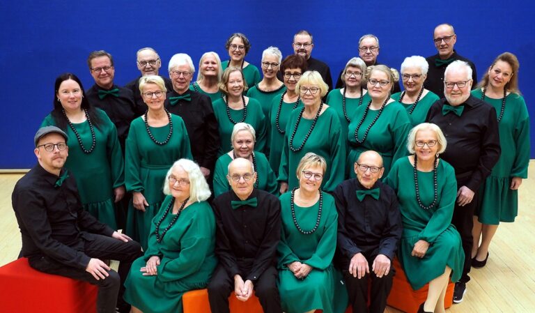 –Tekemällä oppii, on viihdekuoro Marit ja Mikot kuoronjohtaja Antti Purolan (vas.) motto.