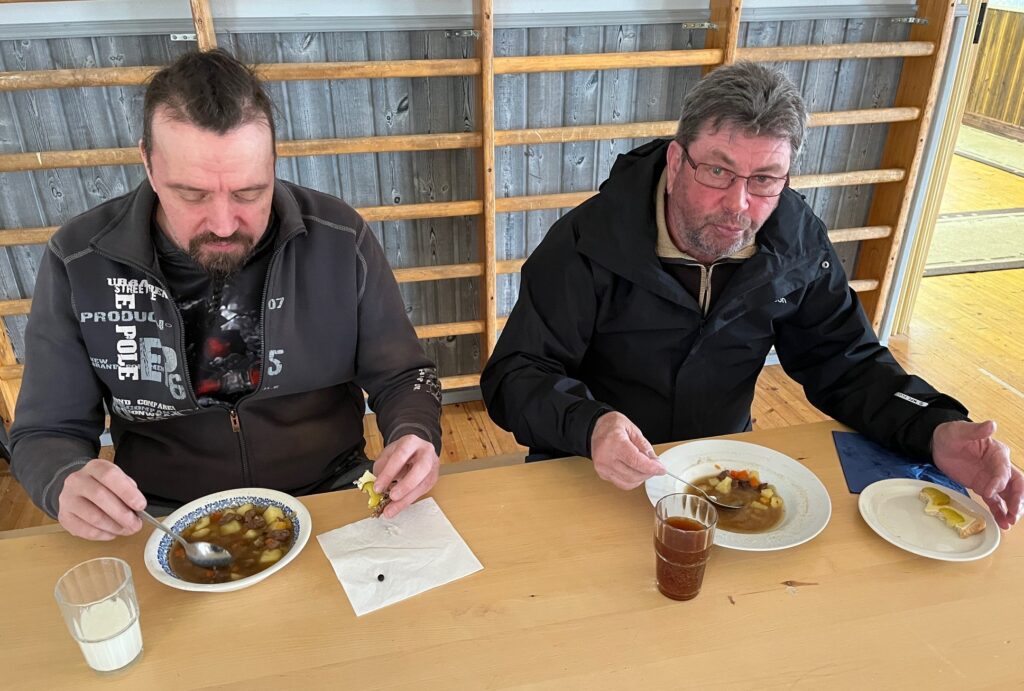 Keitto maistui Marko Hietalalle ja Jarmo Koskelle. Riistaruoka on heille tuttua.