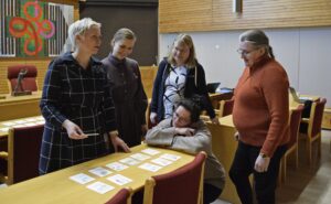 Mari Takamaa (vas.) ja Sanna Kivimäki valitsevat kortteja Ideoita monipaikkaisuuden kehittämiseen -pakasta. Elina Rantalahti (JPYP), Marjo Vistiaho ja Aana Vainio seuraavat keskustelua.