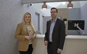 –Toimitilauudistukset ovat lisänneet tyytyväisyyttä henkilökunnan työntekoon ja asiakastyytyväisyyteen, kertovat Minna Iso-Pellinen ja Antti Haapoja uudistetun konttorin asiakaspalvelupisteellä.