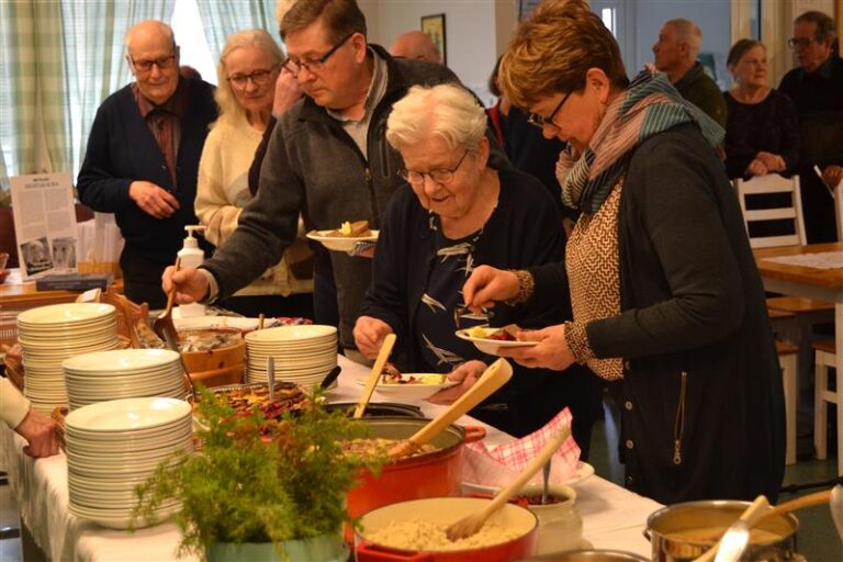 Perinneruuat maistuivat Evijärven Sopulassa sunnuntaina.