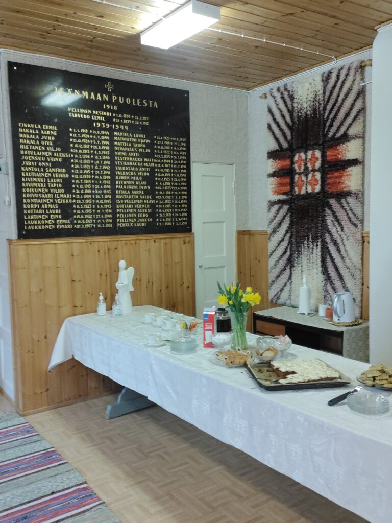 Sankaritaulu löytyy nyt Purmojärven kylän yhteisen rukoushuoneen seinältä.