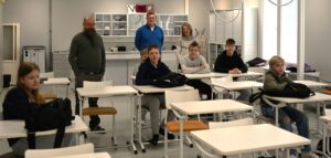 Kuvassa takarivissä Martti Myllymäki, metsäasiantuntijat Kerkko Koro ja Katri Pelto-Arvo.