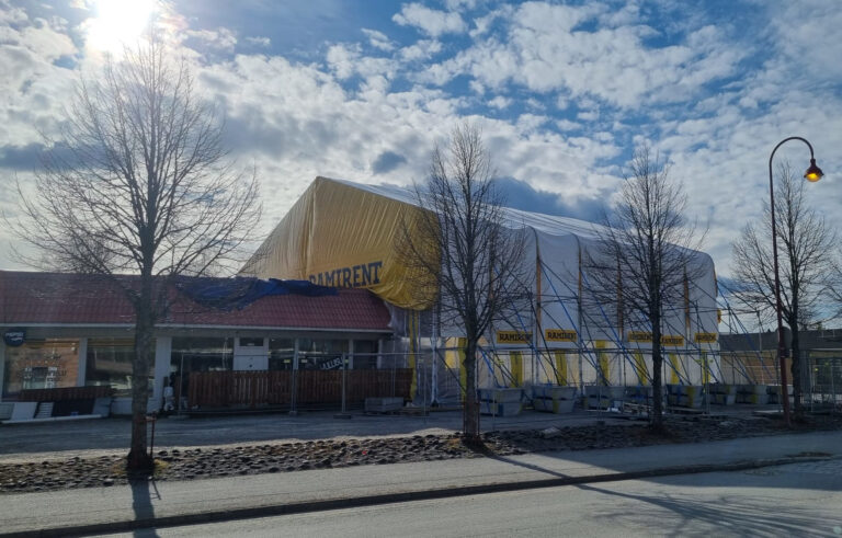 Sääsuojan alla odottavan rakennuskohteen toivotaan käynnistyvän kesäkuussa.