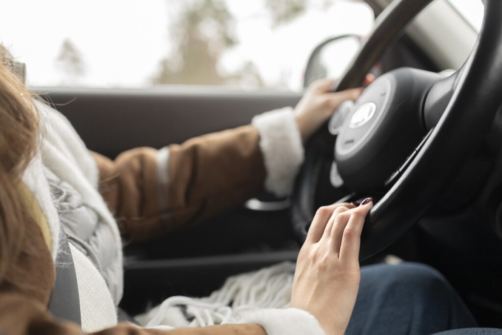 Ajokorttitodistuksia ja -lausuntoja koskeva lainmuutos on tullut voimaan 1.4.2025. Tämän myötä hyvinvointialueilla ei enää ole velvollisuutta tarjota perusterveydenhuollon kautta lääkärinlausuntoja ajokorttia varten asukkailleen tai terveyskeskuksen potilaille. Kuva: Freepik.