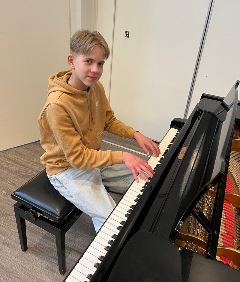 Elias Mäkinen on soittanut pianoa kahdeksan vuotta, ja se kuului Burgmullerin Etydi C:n vaikuttavassa esityksessä.
